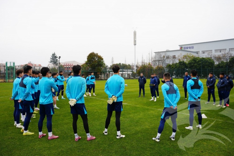 莫拉携教练团队与队员们会合，开启其上任后的首次冬训课